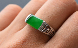 男人戴翡翠戒指有什么意义？不同的手指戴有不同的含义和功能