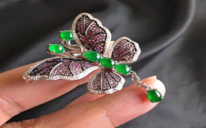 蝴蝶翡翠胸针精巧、时尚！一般要多少钱？