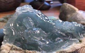 冰种翡翠原石和玻璃翡翠原石有什么区别？