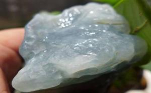 如何看出翡翠原石是高冰种？其与冰种翡翠原石有什么不同
