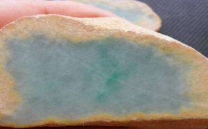 大马坎翡翠原石的主要特点：薄皮，磨圆度好