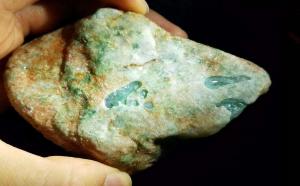 怎么从翡翠原石的表面鉴定出翡翠原石的真假呢？