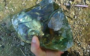 天然玻璃石与其他玻璃石头有何区别？天然玻璃石的鉴定方法