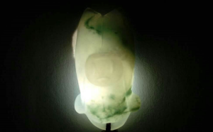 a货翡翠在手电光下图，怎么会有蜡性和石性光泽？