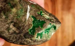 翡翠赌石的皮壳分几种？每种皮壳的特征是什么？
