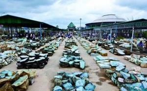 缅甸翡翠原石交易市场在哪里，购买时需要注意什么？