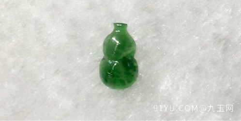 翡翠绿色葫芦戒面 种水好 晶莹透亮 佩戴时尚 颜色