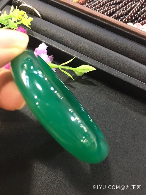 天然绿玉髓手镯：水润光泽 冰绿起光 