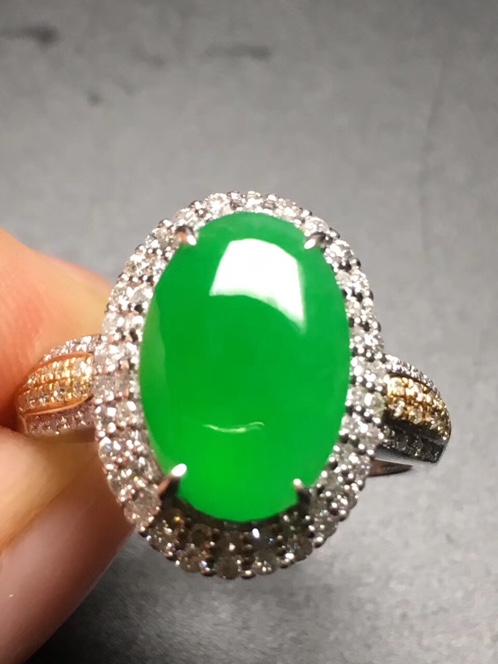 冰种满绿蛋面翡翠戒指 豪华钻石镶嵌