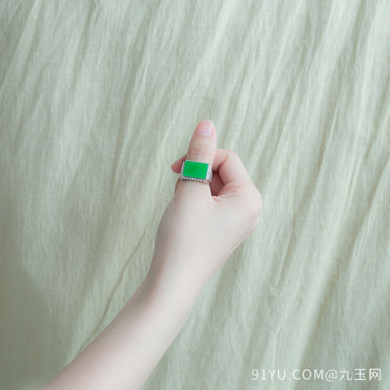 18K糯种苹果绿翡翠戒指