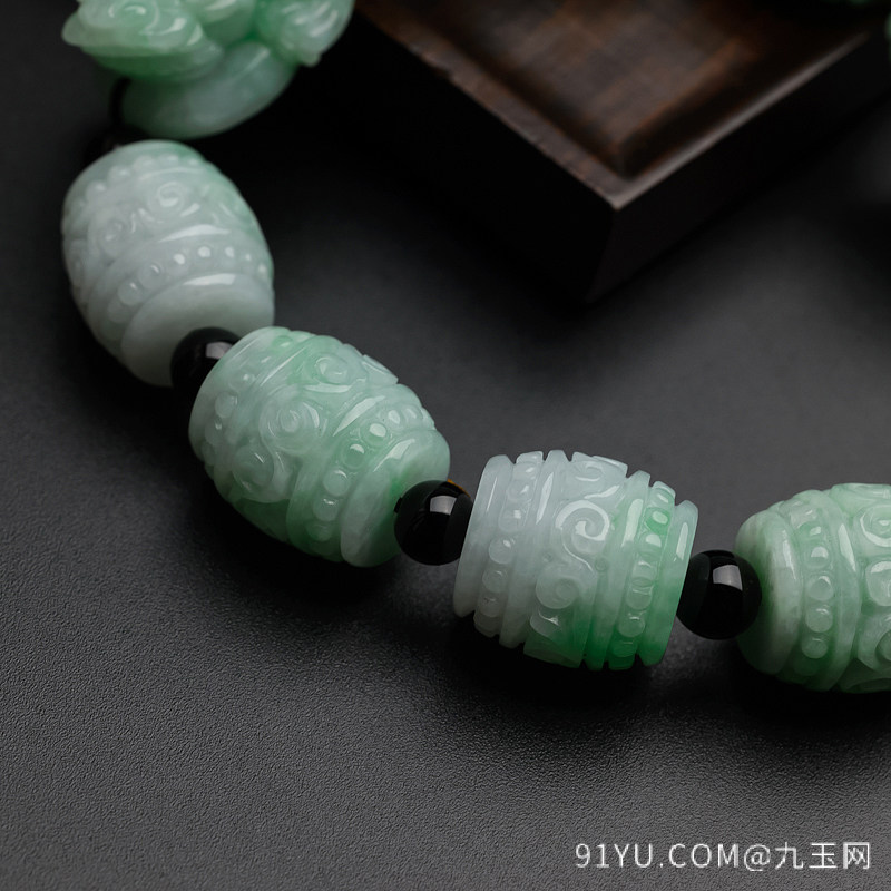 糯种飘绿翡翠貔貅桶珠手串