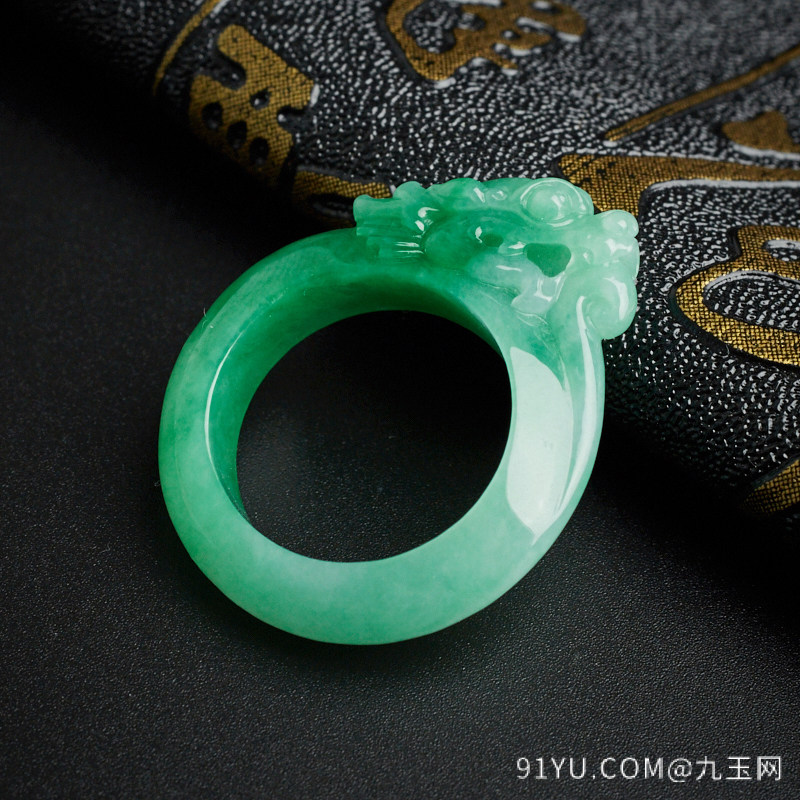 糯种阳绿翡翠龙首戒指