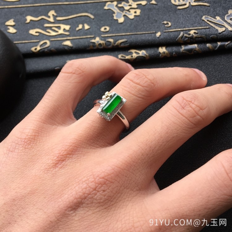 冰种阳绿镶白金钻石长方形戒指