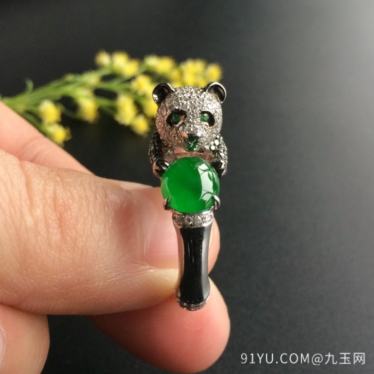 冰种阳绿镶白金钻石熊猫戒指