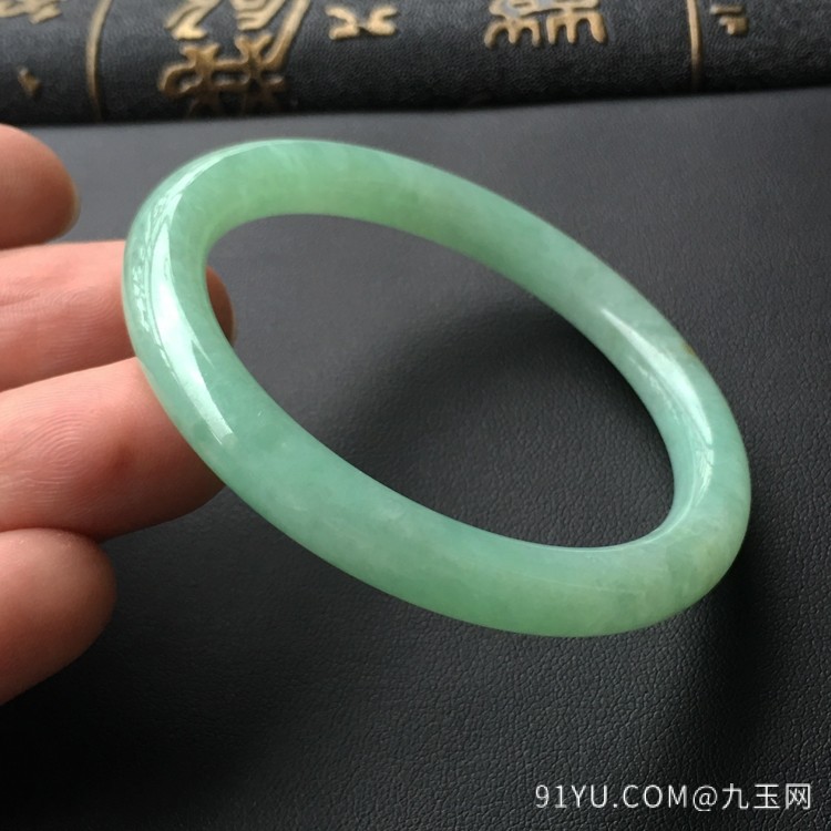 糯冰种豆绿色略带黄翡圆条手镯(51.5mm)