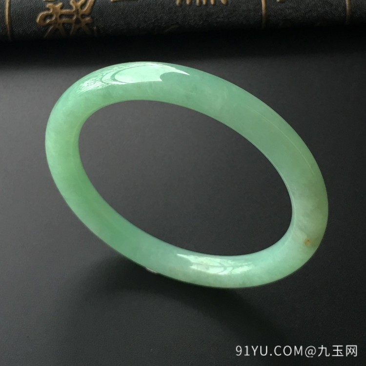 糯冰种豆绿色略带黄翡圆条手镯(51.5mm)