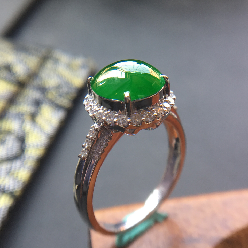 翡翠冰种深绿镶白金钻石戒指