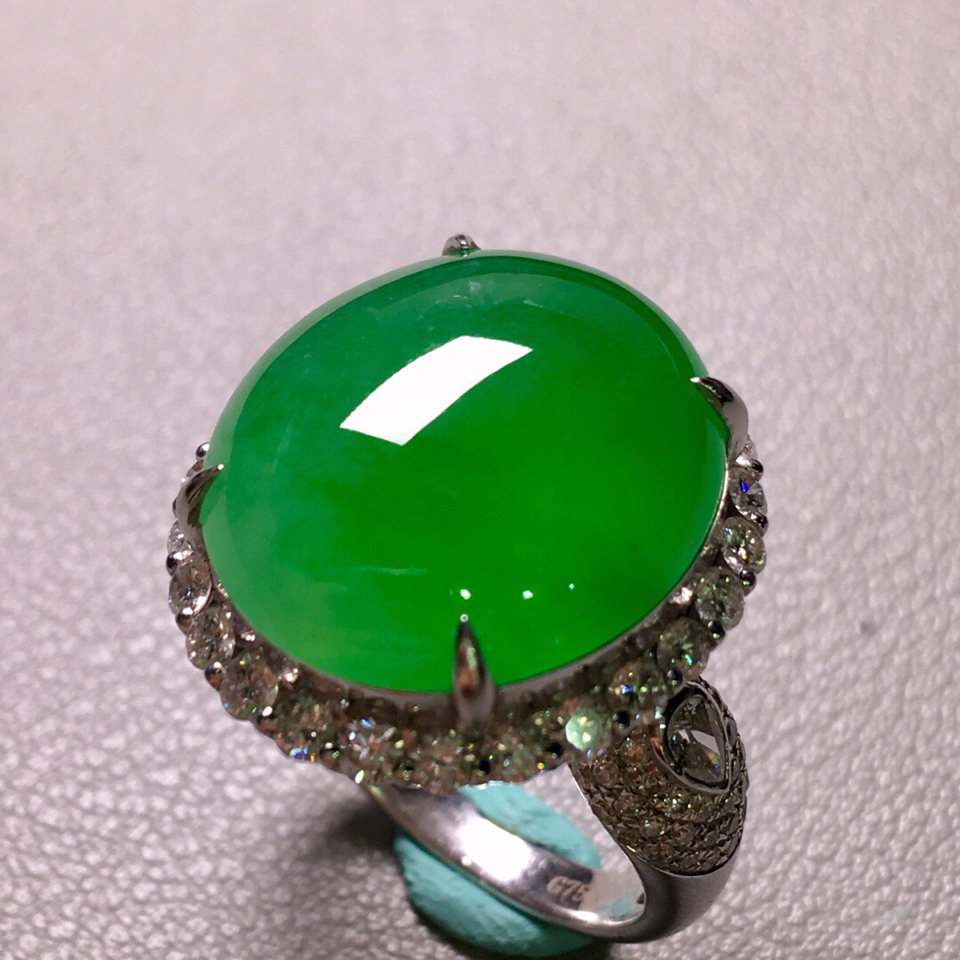 冰玻种满绿镶白金钻石戒指翡翠