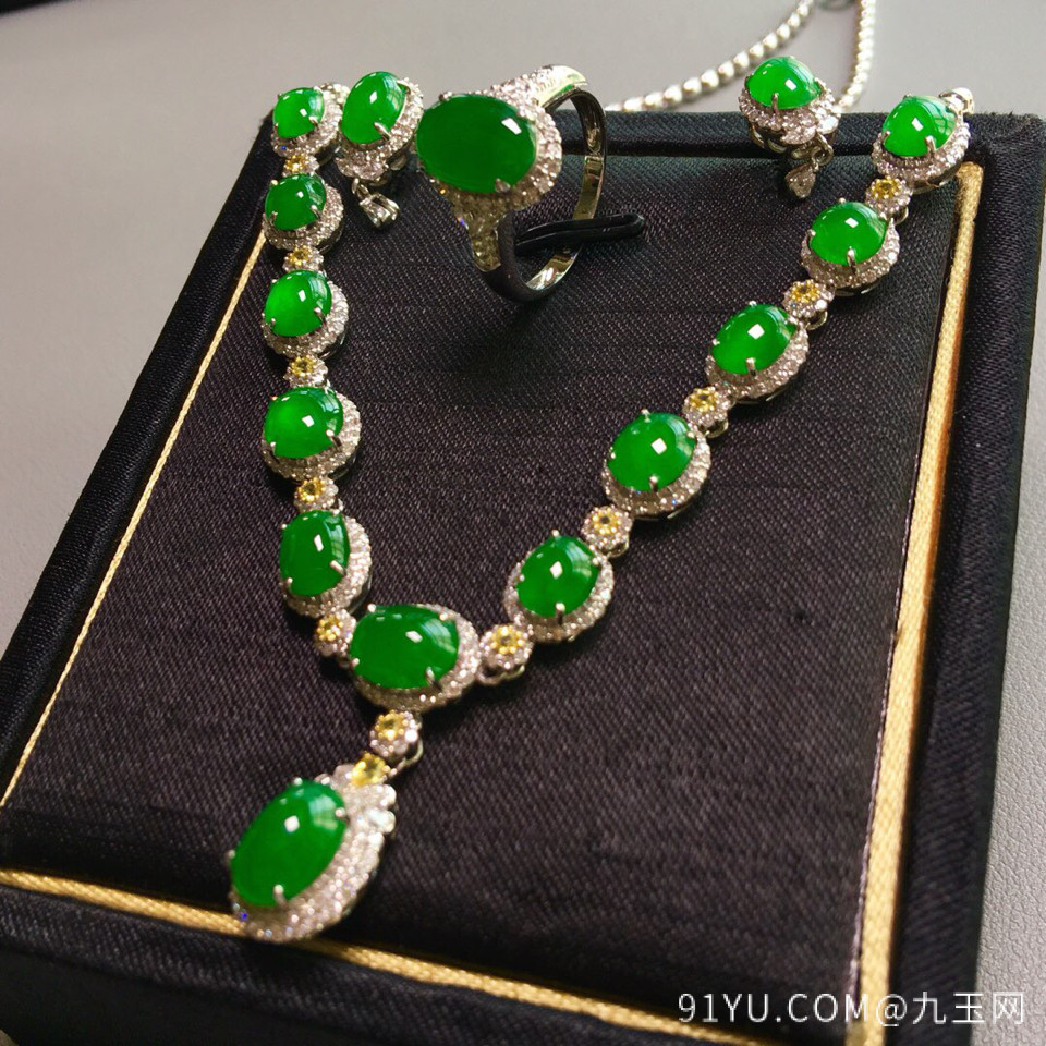 冰种满绿镶白金钻石项链、戒指、耳钉一套翡翠