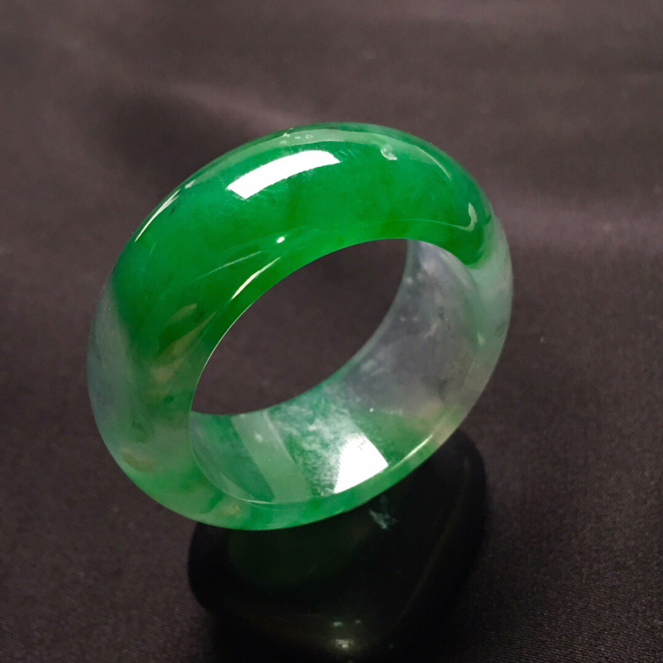冰玻种浓绿戒指翡翠