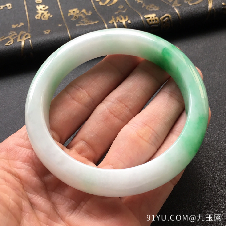细糯种飘阳绿翡翠手镯(62.6mm)