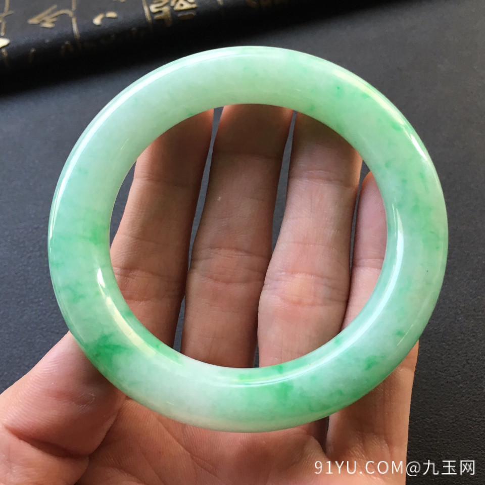 细糯种飘阳绿圆条翡翠手镯(55.8mm)