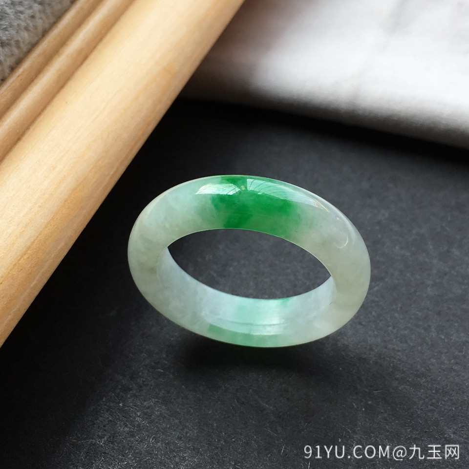 翡翠糯冰种飘阳绿指环