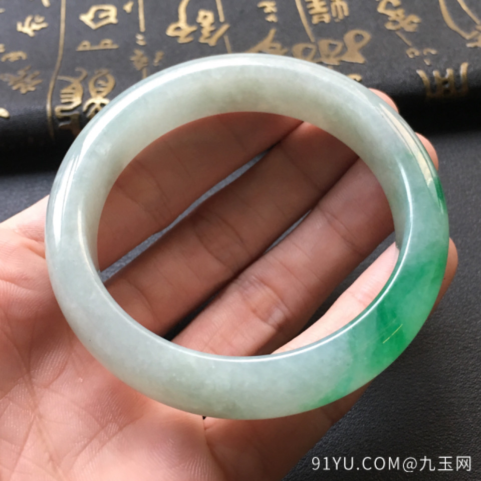 细糯种飘阳绿翡翠手镯(57.3mm)