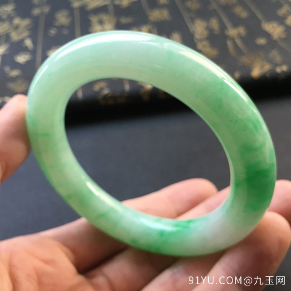细糯种飘阳绿圆条翡翠手镯(55.8mm)