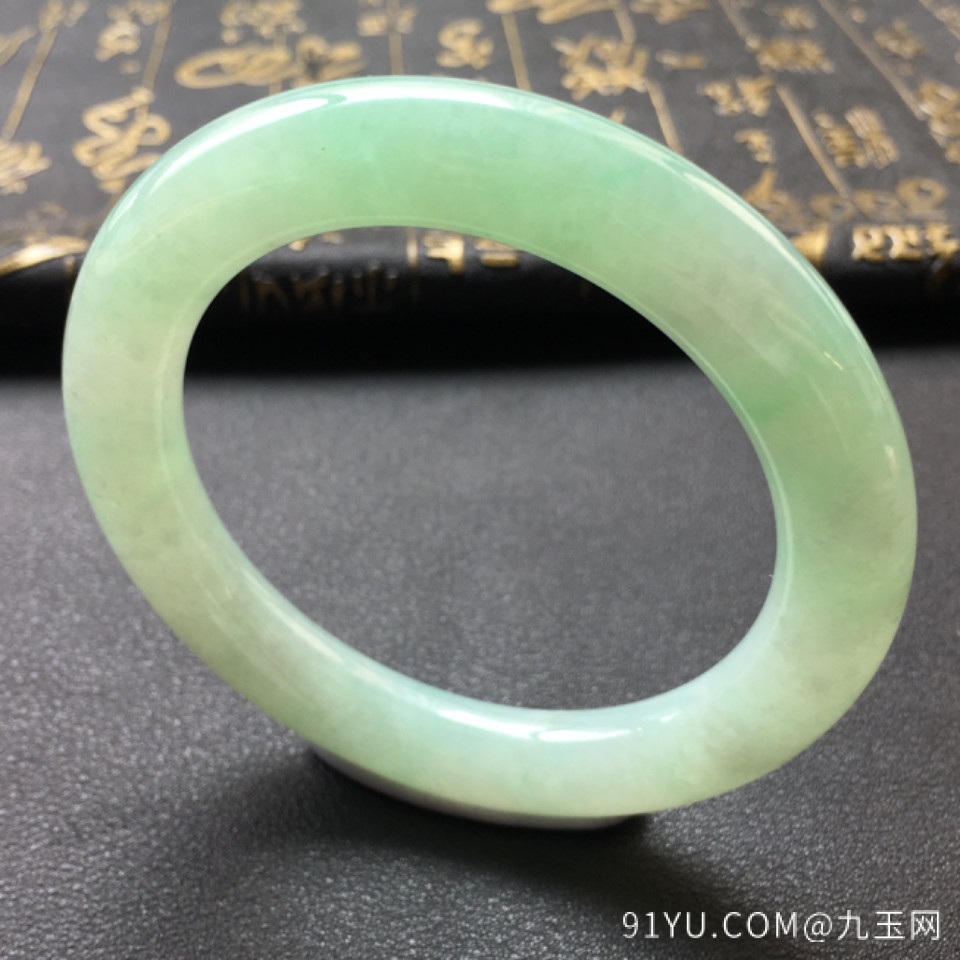 糯冰种晴水淡绿圆条翡翠手镯(57.6mm)