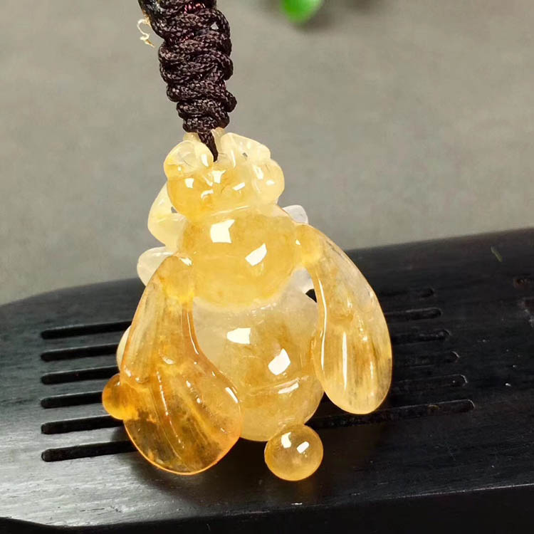 冰种黄翡蜜蜂翡翠吊坠