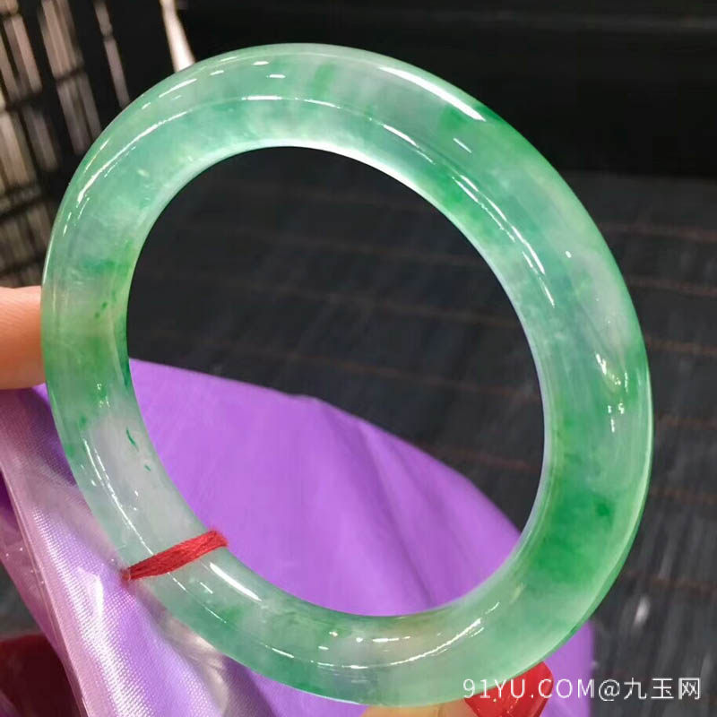 飘绿玻璃种翡翠手镯（圆镯）
