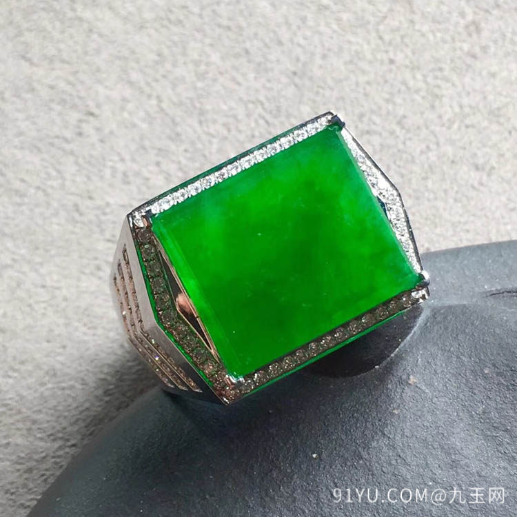 冰种正阳辣绿方形翡翠戒指
