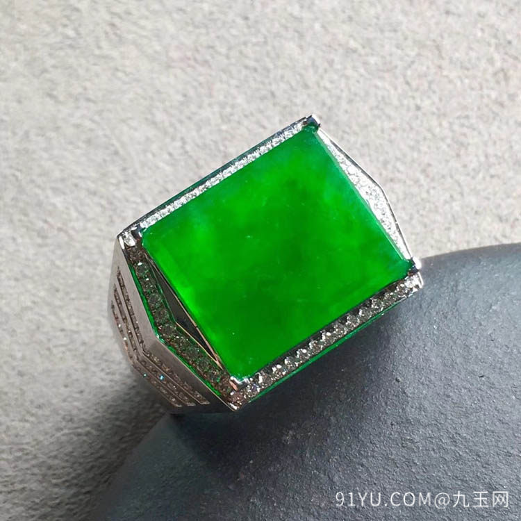 冰种正阳辣绿方形翡翠戒指