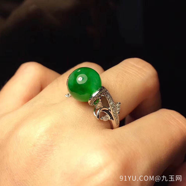 豆种飘绿圆珠翡翠戒指