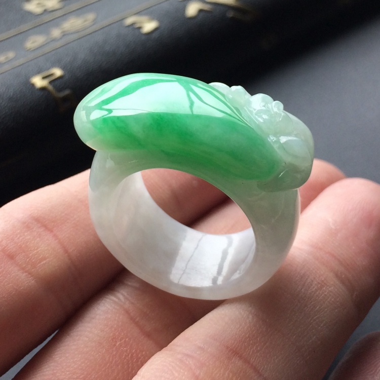 糯冰种飘绿色翡翠指环