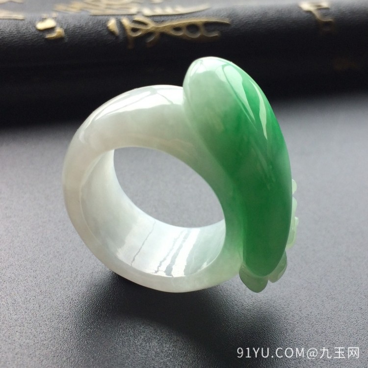 糯冰种飘绿色翡翠指环