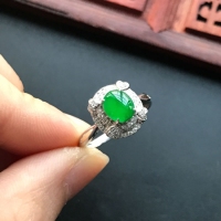 冰种阳绿翡翠戒指镶白金钻石
