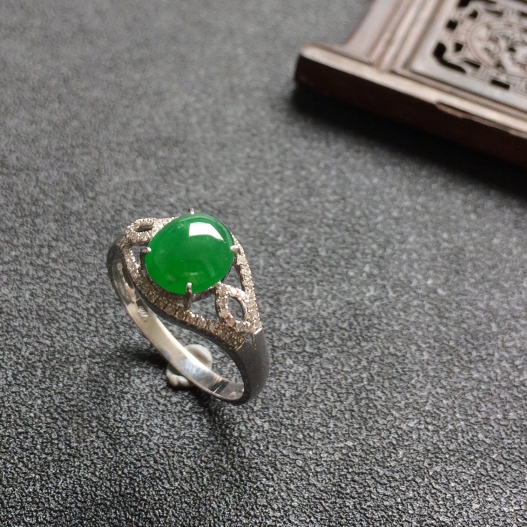 菠菜绿冰种翡翠戒指（镶白18k金钻石）