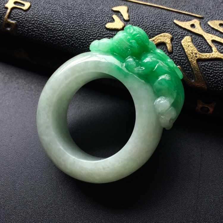 糯冰种飘绿貔貅翡翠指环