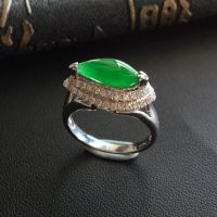 糯冰种阳绿随形翡翠戒指 镶白金钻石