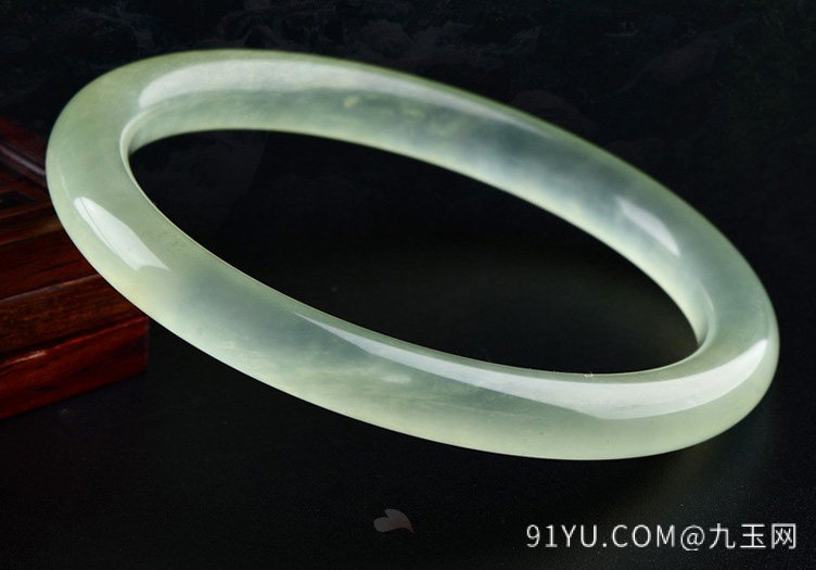 天然冰种岫玉淡绿色圆条手镯 圈口54~60mm