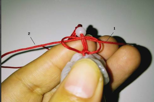 打结03根据吊坠的大小,留出合理的长度用来编绑绳,一般0