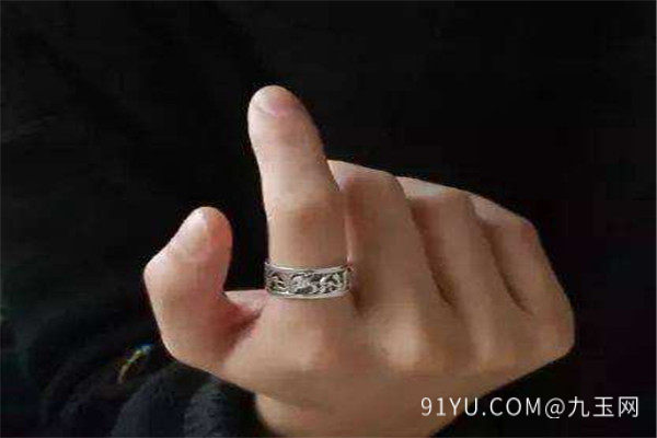 未婚男子戒指的戴法和意义(未婚男子戒指的戴法和意义图解)