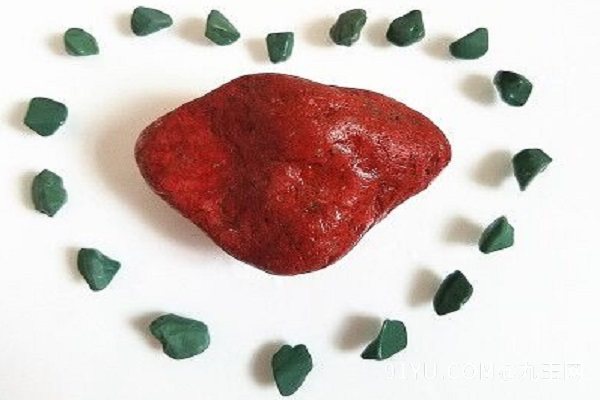红色卵石.jpg