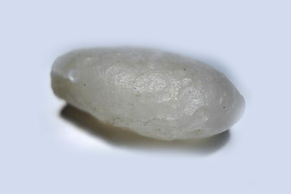 白色透明的玻璃陨石图片