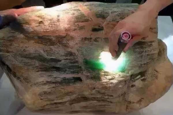 翡翠原石的癣是怎么形成的？翡翠原石的癣分为几类？