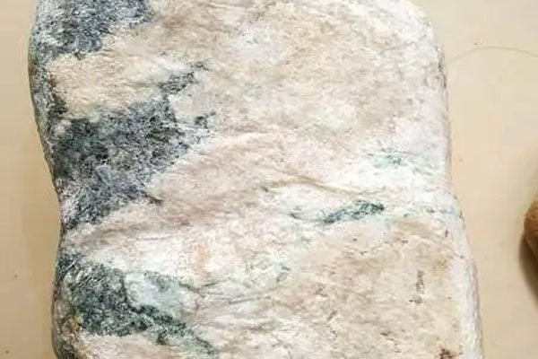 木那敞口最常见的白皮翡翠原石有什么特征？白皮翡翠原石图片