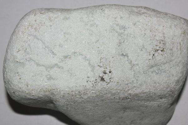 木那白砂皮脱沙翡翠原石有什么特点 你知道吗？