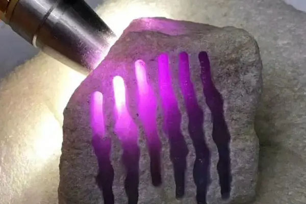 木那翡翠紫色皮壳原石有什么特征？紫色翡翠有什么特殊的含义？